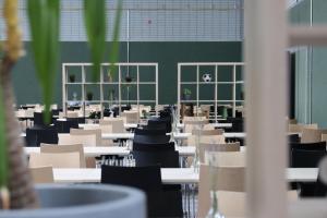 杜伊斯堡Sportschule Wedau的一间空房,配有桌椅和绿色的墙壁