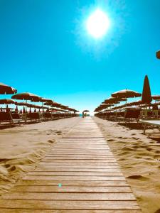 米兰马瑞提那胭脂国际酒店的沙滩上带椅子和遮阳伞的海滩