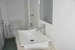 安帕赖Mereiyans Village Villa的白色的浴室设有水槽和卫生间。
