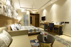 莫尔吉姆Eutopia Beach Resort - Boutique Resort with Pool by Rio Hotels India的配有一张床和一张书桌的酒店客房