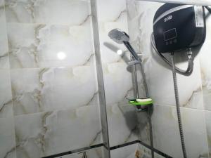 瓦拉斯Huascarán wasi, cómodo, con wifi y ducha caliente的带淋浴的浴室