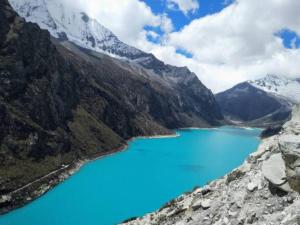 瓦拉斯Huascarán wasi, cómodo, con wifi y ducha caliente的享有山脉蓝色湖泊的美景