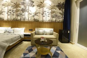 莫尔吉姆Eutopia Beach Resort - Boutique Resort with Pool by Rio Hotels India的酒店客房配有床、沙发和桌子。