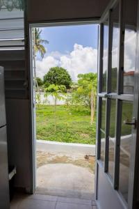 别克斯Studio 4 Casiguaya with Garden access的享有庭院景致的开放式门