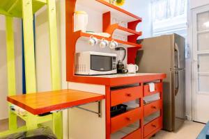 别克斯Studio 4 Casiguaya with Garden access的厨房配有微波炉和冰箱。