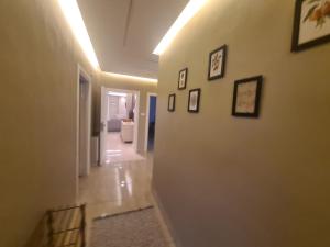 安曼Amman's most prestigious的走廊上设有白色墙壁,上面有图片