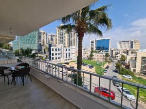 安曼Amman's most prestigious的阳台拥有棕榈树,享有城市美景。