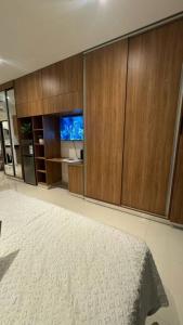 圣克鲁斯monoambiente completo y central的一间设有木制橱柜和电视的房间