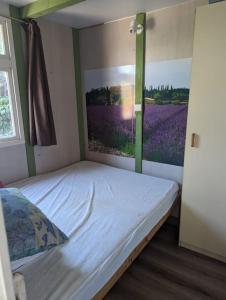 拉聂Chalet climatisé en campagne avec baignade privée的卧室配有一张挂在墙上的床铺