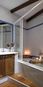 博伊罗Casa Costaneira的一间带水槽、窗户和浴缸的浴室