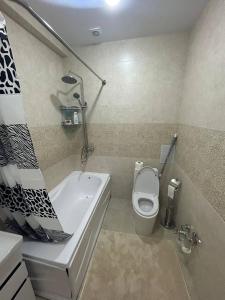 撒马尔罕Apartment for tourists的带浴缸和卫生间的浴室。