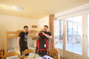 吕贝克吕贝克老城青年旅舍的两个人站在一个房间,拍了一张照片