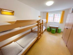 吕贝克老城青年旅舍客房内的一张或多张双层床