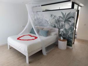 La Victoria de AcentejoCachito de Cielo的一间卧室配有一张带天蓬的白色床