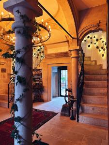 开塞利Four Mansions Hotel的大楼内带楼梯和吊灯的走廊