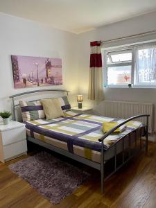 伦敦3 Bedroom House-Garden-Stratford-Olympic Park的一间卧室设有一张床和一个窗口