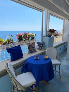 波西塔诺斯皮纳里酒店的海景阳台上的桌椅
