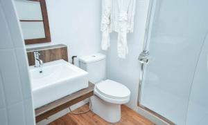 KelaaHoliday Home Kelaa Retreat的白色的浴室设有卫生间和水槽。