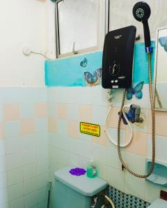 Kampong Tanah Merahseaview studio ocean view resort的一间带卫生间的浴室和墙上的一部电话