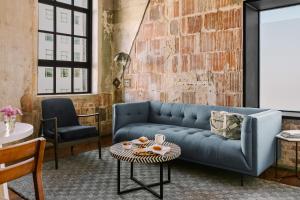 新奥尔良Sonder The Schaeffer的客厅配有蓝色的沙发和桌子