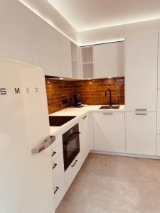 蒙斯New ! Superbe studio - Déco Marrakech Flair的白色的厨房配有白色橱柜和水槽