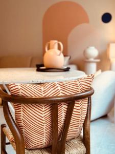 蒙斯New ! Superbe studio - Déco Marrakech Flair的椅子上摆着花瓶的桌子