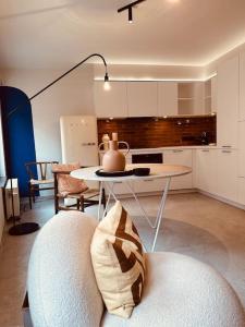 蒙斯New ! Superbe studio - Déco Marrakech Flair的厨房配有沙发和带茶壶的桌子。