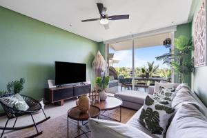 新巴利亚塔Stylish Peninsula Golf 3BR Oasis with Pool的带沙发和电视的客厅