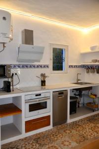 圣弗朗西斯科哈维尔Can Brilla的厨房配有白色的柜台和水槽