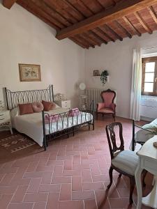 SeanoCasa Martelli的一间卧室配有一张床、一把椅子和一张桌子