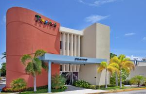 庞塞庞塞假日酒店和埃尔热带赌场的一座棕榈树建筑