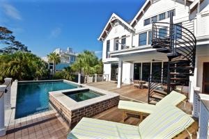 西布鲁克岛3605 Beachcomber Run的一座带游泳池和房子的度假屋