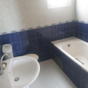 Borj el KhessousCoquet RDC的带浴缸、卫生间和盥洗盆的浴室
