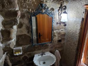 维戈Hotel O'Pazo的石质浴室设有水槽和镜子