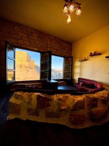 卡拉克mountain view house的一间卧室设有一张大床和两个窗户。