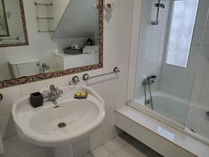维戈Hotel O'Pazo的白色的浴室设有水槽和浴缸。