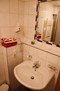 MettendorfHotel Kickert的白色的浴室设有水槽和镜子