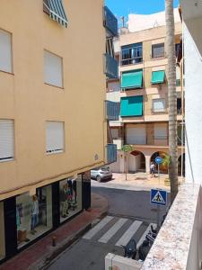 阿尔姆尼卡Alojamiento Auri的享有城市街道和建筑的景色
