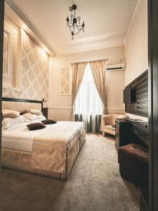 皮特什蒂La Strada Boutique Villa的一间卧室设有一张大床和一个窗户。
