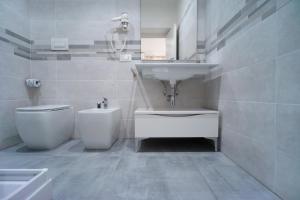 斯卡莱阿Vincent B&B - vicini al mare的白色的浴室设有卫生间和水槽。