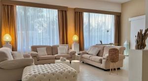 维耶斯泰加尔加诺酒店的客厅设有两张沙发和一个大窗户