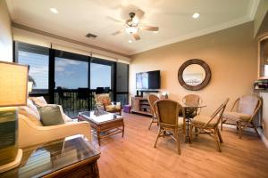 基黑Maui Vista 3406 - Ocean View Penthouse Sleeps 7的客厅配有沙发和桌子