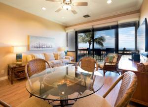 基黑Maui Vista 3406 - Ocean View Penthouse Sleeps 7的客厅配有玻璃桌和椅子