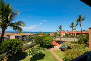 基黑Maui Vista 3406 - Ocean View Penthouse Sleeps 7的享有棕榈树度假村和大海的景致。