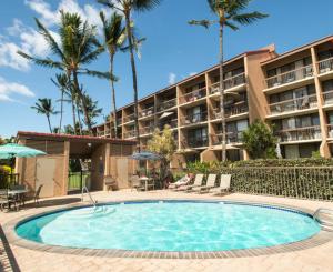 基黑Maui Vista 3406 - Ocean View Penthouse Sleeps 7的棕榈树酒店前的游泳池