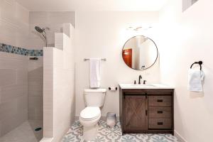 圣佩德罗Hol Chan Reef Resort & Villas的一间带卫生间、水槽和镜子的浴室