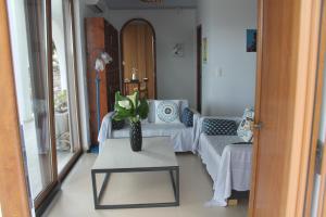PírgosA Crystal Clear House in Pyrgos, Heraklion Crete的客厅配有沙发和桌子