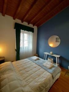 科莫La Corte di Costantino-Downtown Como的一间卧室配有一张大床和镜子