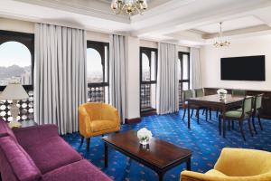 麦地那InterContinental Dar Al Hijra Madinah, an IHG Hotel的客厅配有沙发和桌子