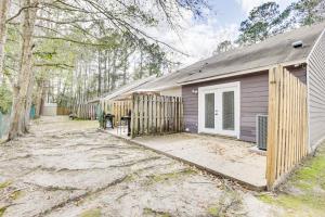 塔拉哈西Updated Tallahassee Townhome 3 Mi to Downtown!的前面有围栏的房子